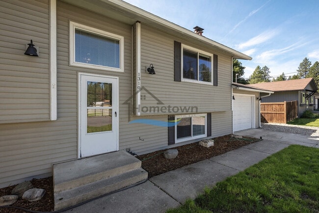 Building Photo - 3 Bedroom 2 Bath home with unique charm ri...