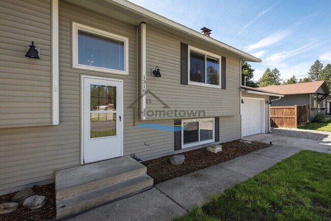 Building Photo - 3 Bedroom 2 Bath home with unique charm right off of 15th in Coeur d'Alene!