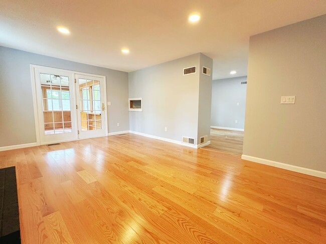 Building Photo - 10 Friar Tuck Ln