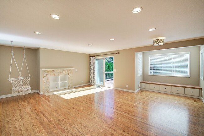 Building Photo - 3bd/2.25ba Sammamish Home