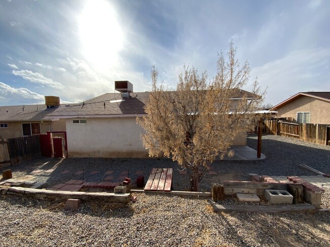 Building Photo - 3 Bedroom Single Story Home Available Near...