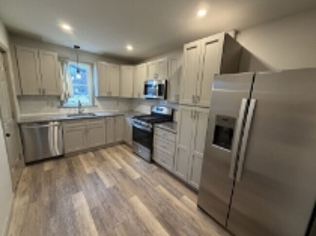 Building Photo - AVAILABLE FOR SHOWING !!! 4BR / 1.5BA.