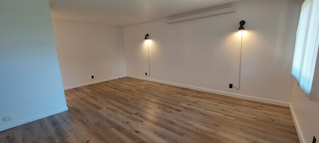 Building Photo - Lovely Apartment in Sehome