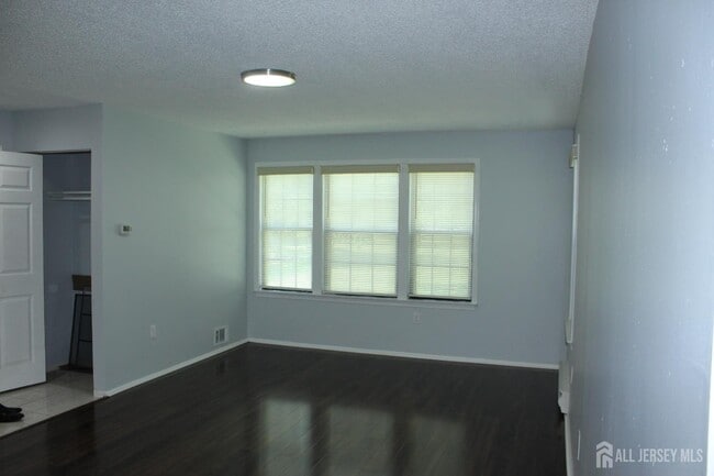 Building Photo - 29 Wycoff Way E