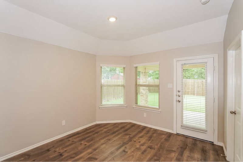 Building Photo - 1526 Woodlake Dr