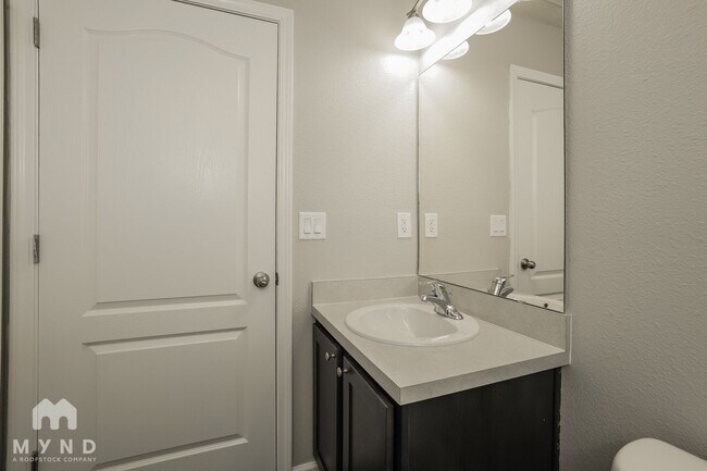Building Photo - 2336 Oak Stream Dr
