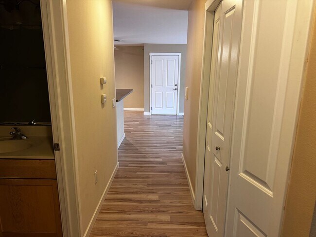 Building Photo - Spacious 2 bed 1 bathroom Condominium