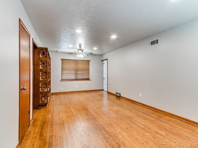 Building Photo - 721 E Bouse Dr