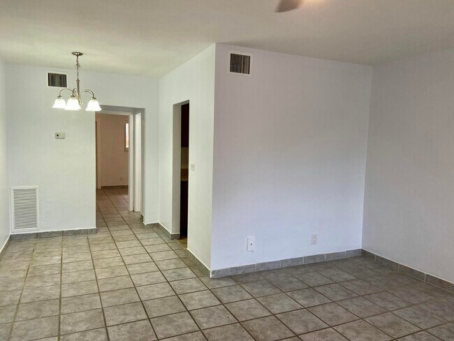 Building Photo - 2909 Middle River Dr