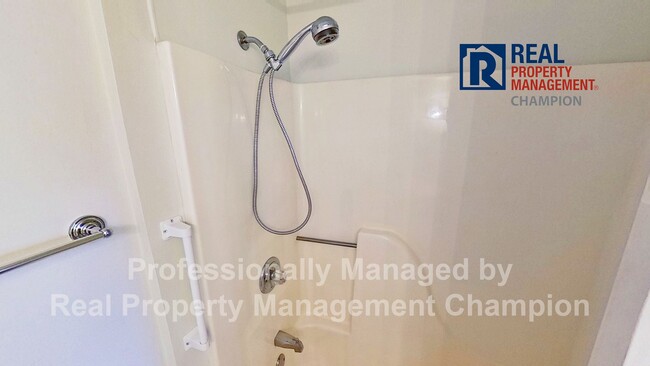 Building Photo - Spacious End Unit Townhome with Private De...