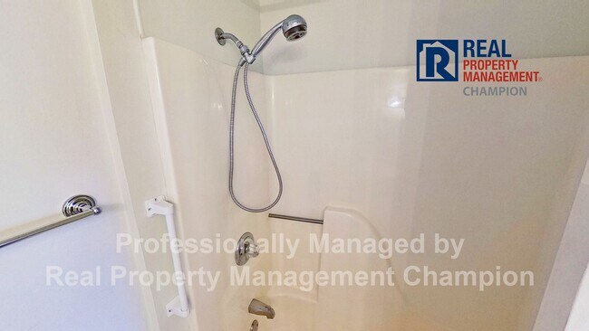 Building Photo - Spacious End Unit Townhome with Private Decks on Two Levels