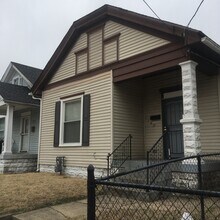 Building Photo - Large 3 bedroom one bath home