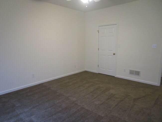 Building Photo - Huge 3 Bedroom, 2 Bath Town Home in SW Col...