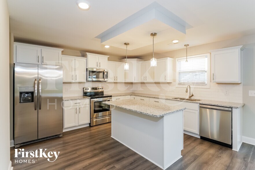 Building Photo - 631 Alvin Rd