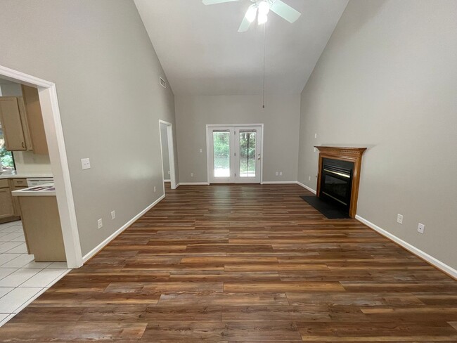 Building Photo - Charming, updated 3br house w/ separate ga...