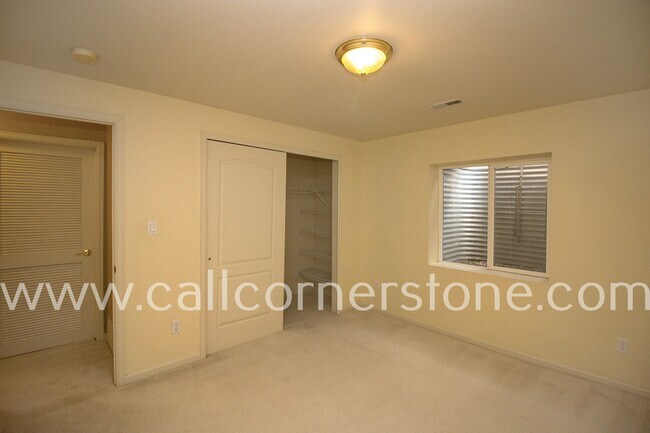 Building Photo - 3305 Hollycrest Dr