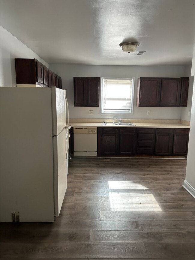 Building Photo - Spacious Duplex!