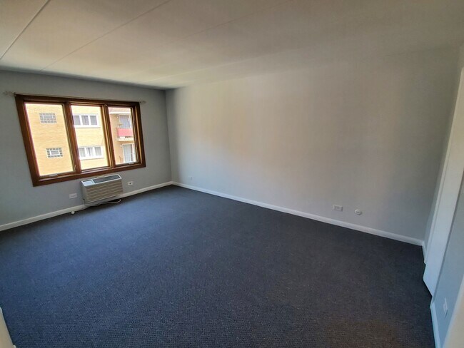 Building Photo - 659 S River Rd