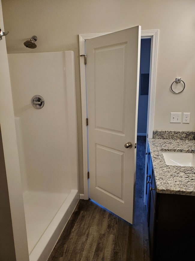 Building Photo - 420 S Longbranch Dr