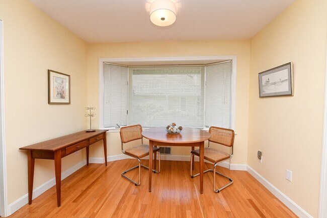 Building Photo - 4 Bittersweet Ln