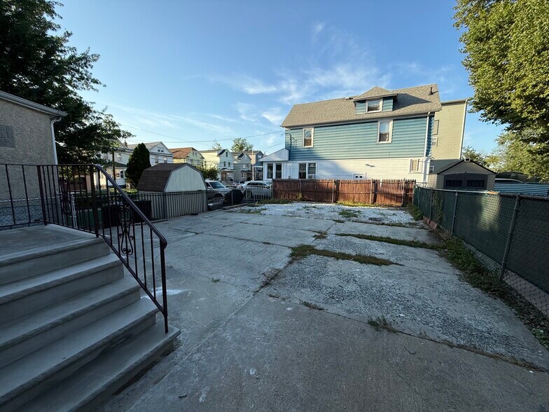 Backyard/Parking - 1017 North Ave