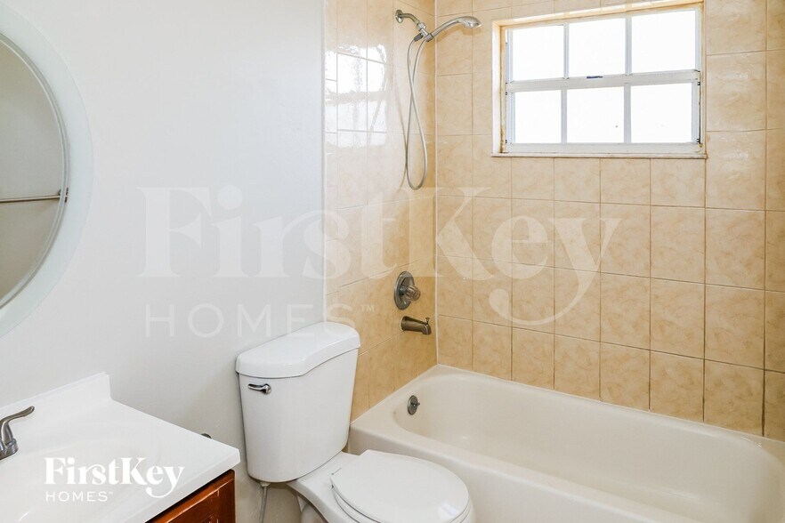 Building Photo - 5860 SW 150th Ave