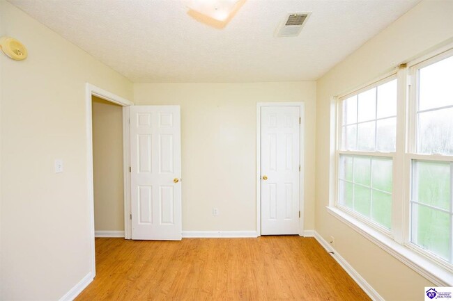 Building Photo - 1112 Lincoln Dr