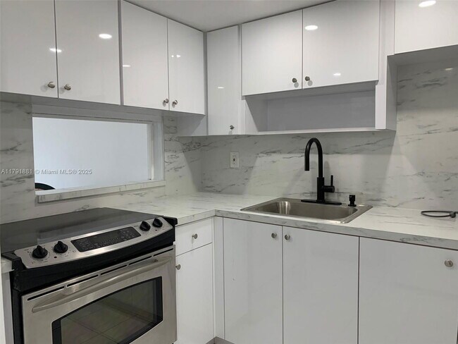Building Photo - 2859 Leonard Dr