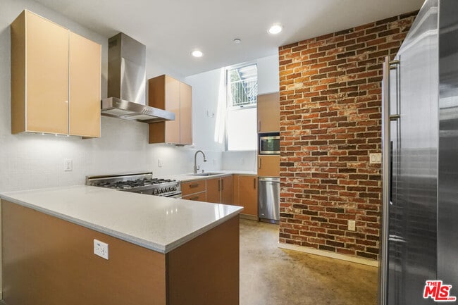 Building Photo - 1220 N Orange Grove Ave