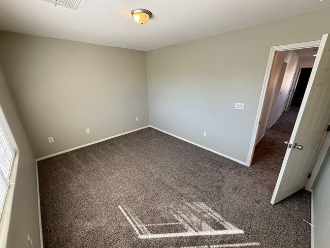 Building Photo - Beautiful 4Bed/2.5 Bath/2Car 2 Story Home nestled in this beautiful Southwest Community near Rhod...