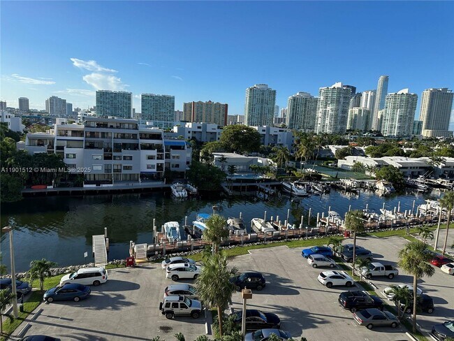 Building Photo - 400 Kings Point Dr