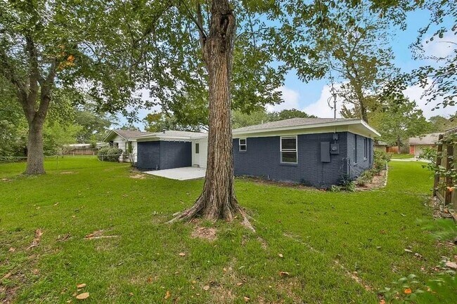 Building Photo - 6135 Indigo St