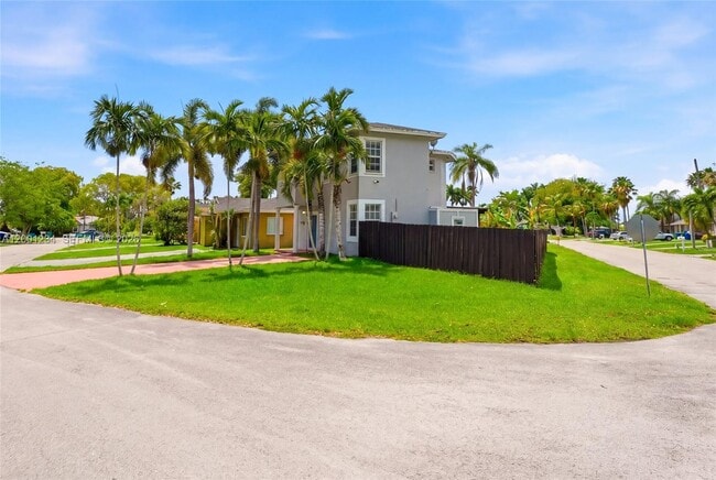 Building Photo - 902 SW 8th Pl