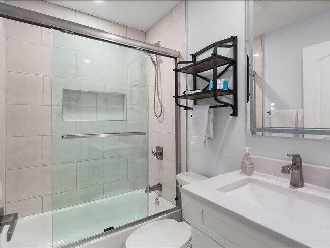 Building Photo - 692 106th Ave N