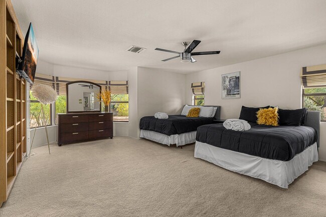 Building Photo - 5901 E Cactus Wren Rd