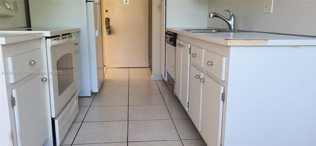 Building Photo - 1300 NE Miami Gardens Dr
