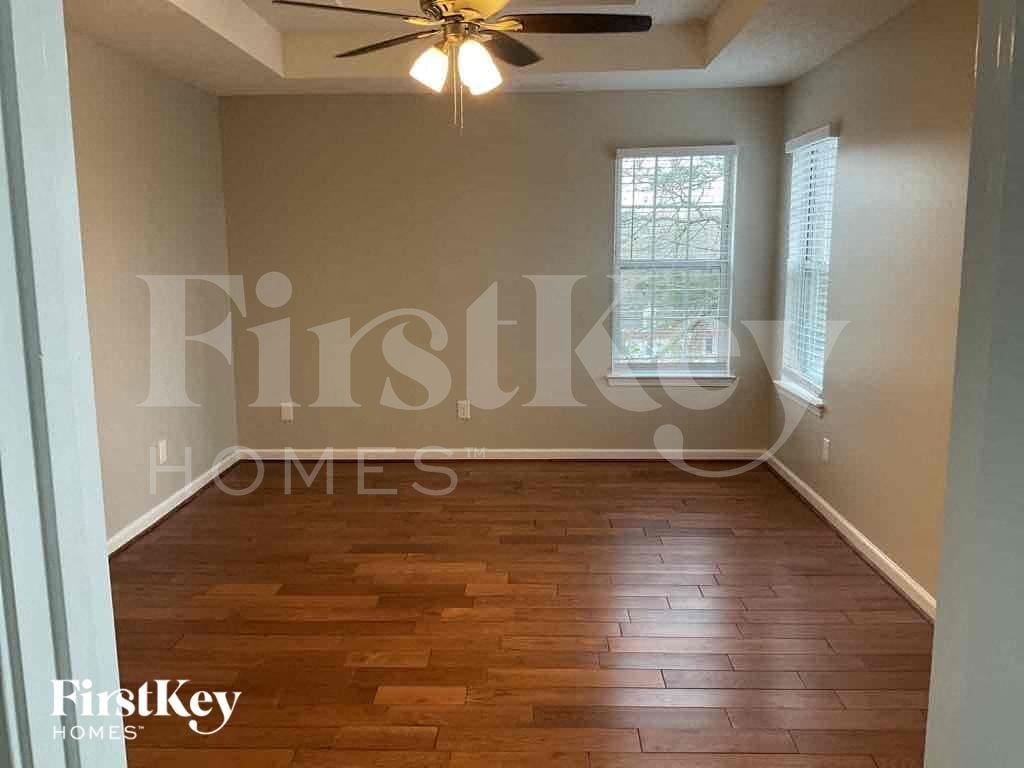 Building Photo - 1310 Invermere Dr SE