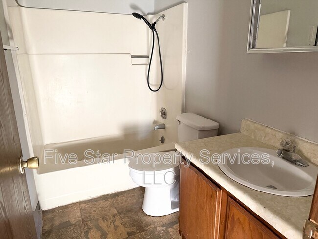 Building Photo - 2070 W Washington St