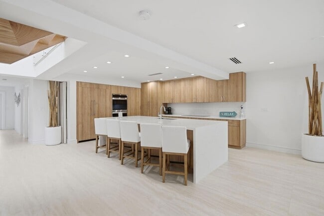 Building Photo - 1173 Hillsboro Mile Unit 22