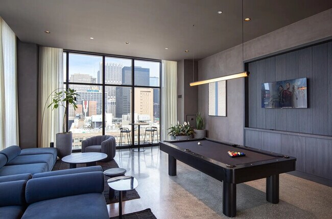 Building Photo - 755 S Clark St