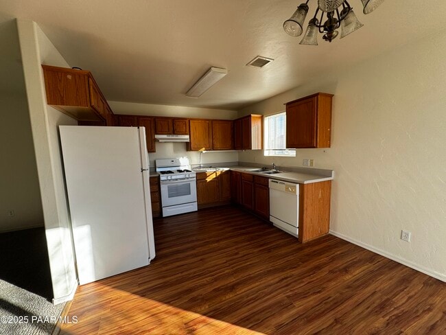 Building Photo - 3335 N Yavapai Ct