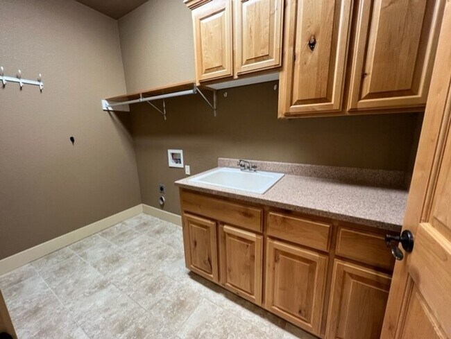 Building Photo - Craftsman home with many upgrades & RV Parking