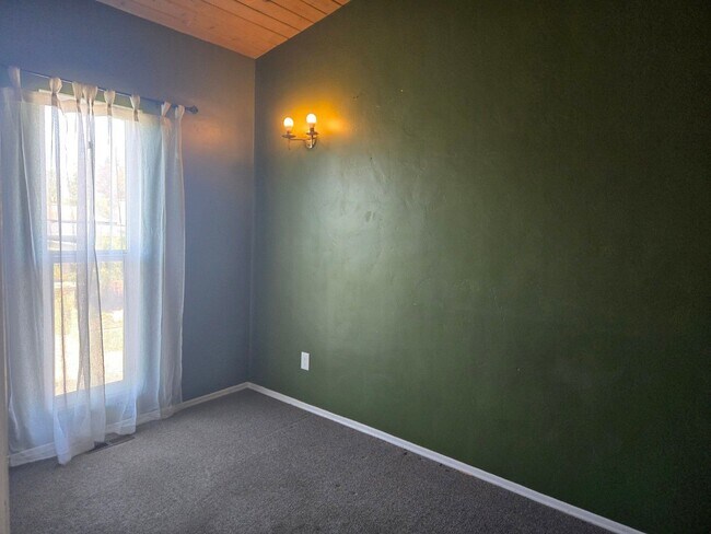 Building Photo - SDSU / College Area 6 bedrooms with 4 baths split-level home.