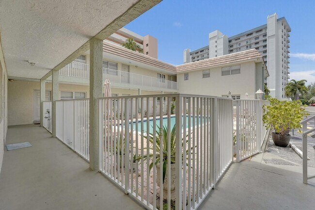 Building Photo - 1450 N Riverside Dr