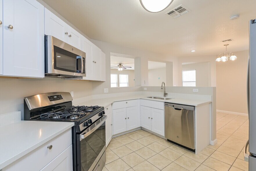 Building Photo - 1552 E Maryland Pl