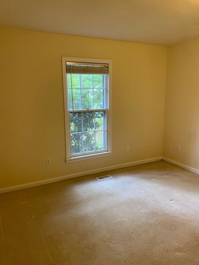 Building Photo - Three bedroom, 2 bath home with a large fe...