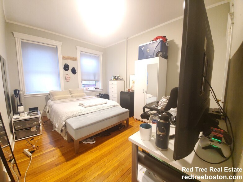 Building Photo - 76 Strathmore Rd