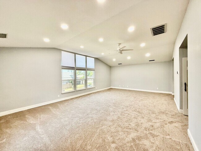 Building Photo - Large 2 story home available immediately