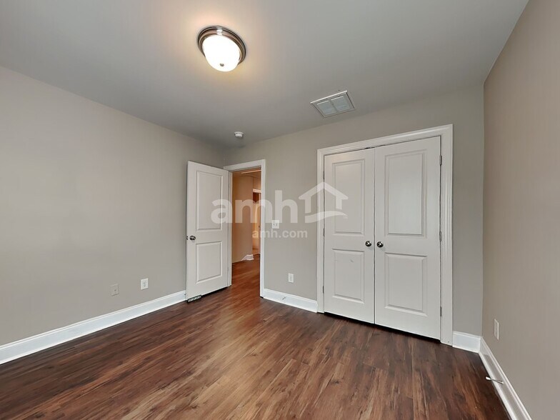 Building Photo - 1405 Yellow Wood Dr
