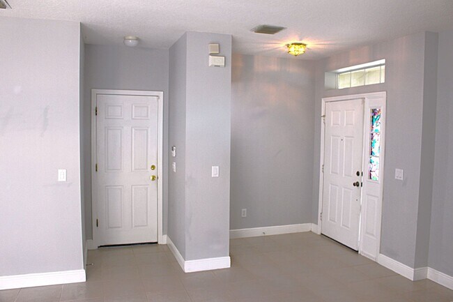 Building Photo - Spacious home in the Woodland Lake Subdivi...